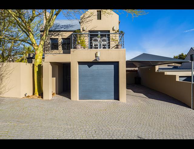 2 BEDROOM FREEHOLD TO LET IN KENRIDGE